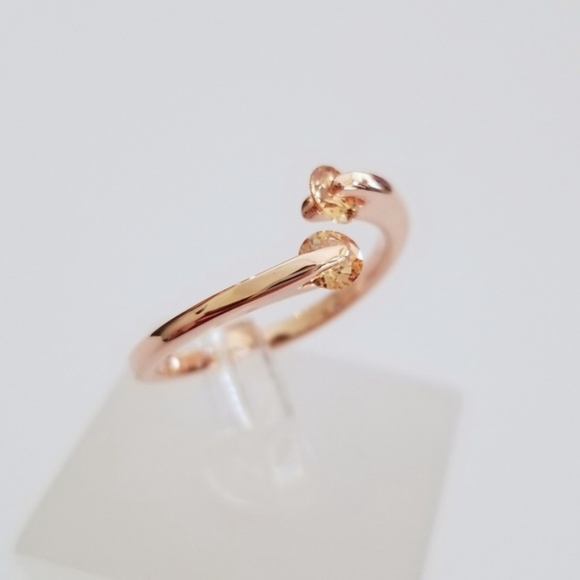 Delicate 18k Ring - Picture 2 of 8